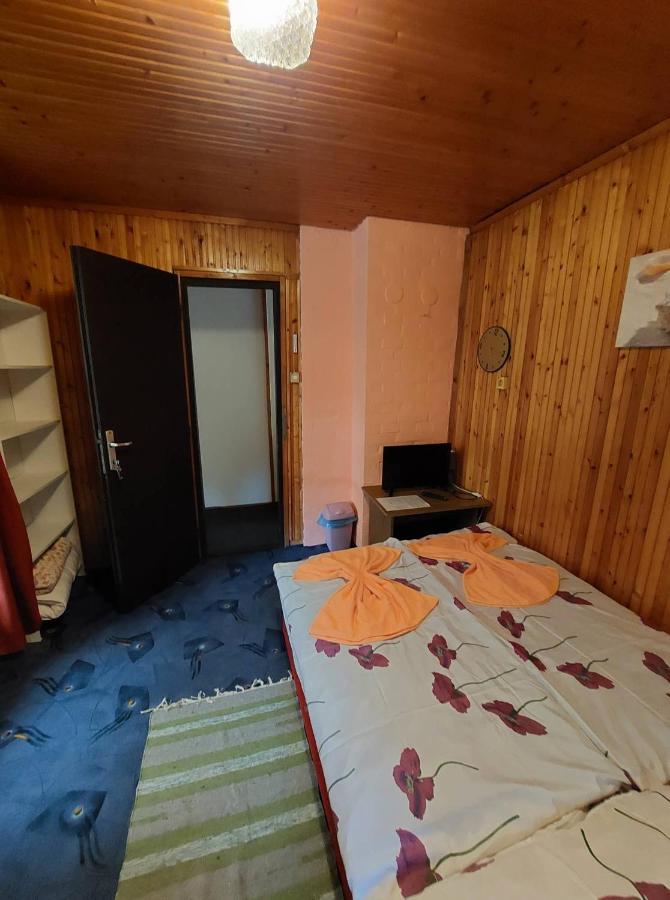 Garden Etterem Kavezo Es Panzio Tahitófalu Bagian luar foto